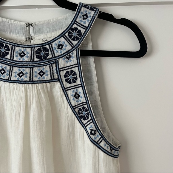 JOIE white & blue embroidered sleeveless blouse S - Picture 2 of 5